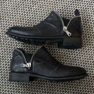 Living Evers Elastic Slip on Leather Shoe